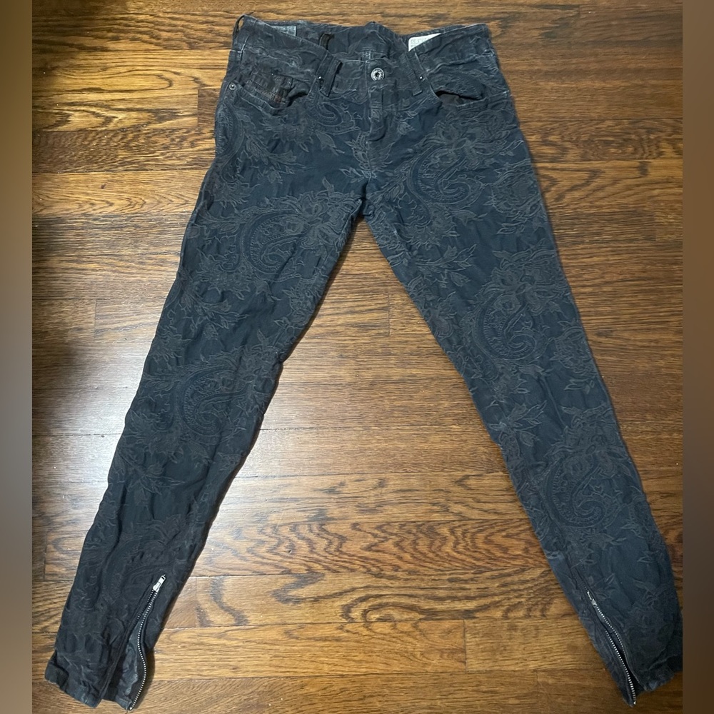 Women’s Diesal Grupee mid rise slim jeans with ankle zipper. Size 2.
